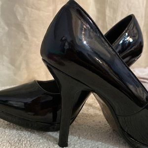 𝅺WOMEN’S Pier Dumas heels, black, size 10.
